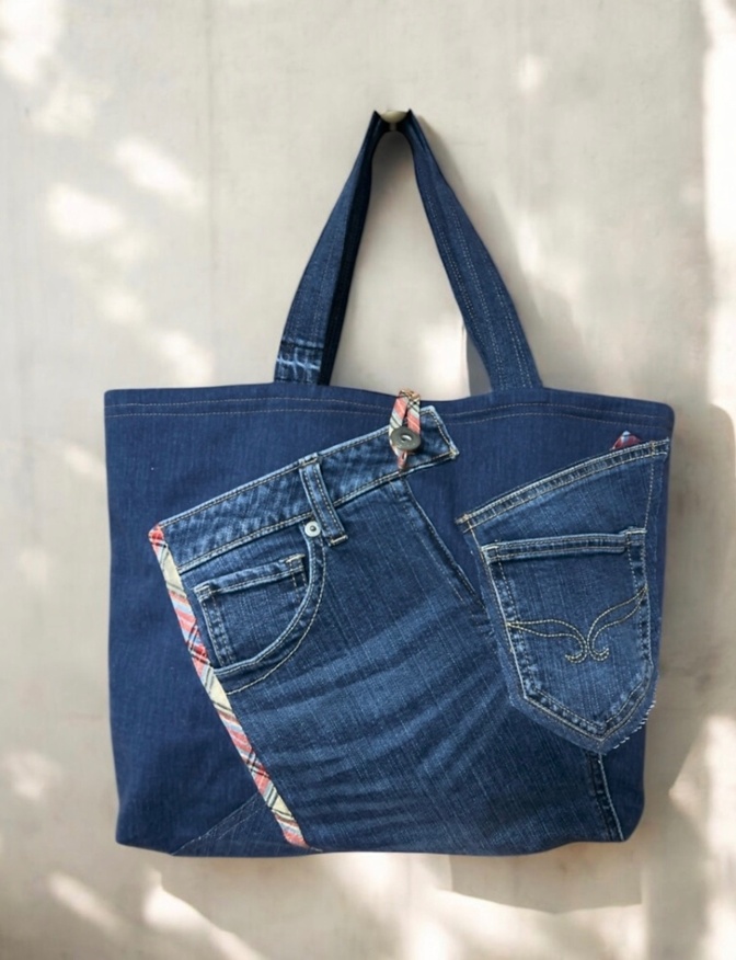 デニム×チェック柄のトートバッグ（大きめ）
― 内ポケット2室・マジックテープ付き ―