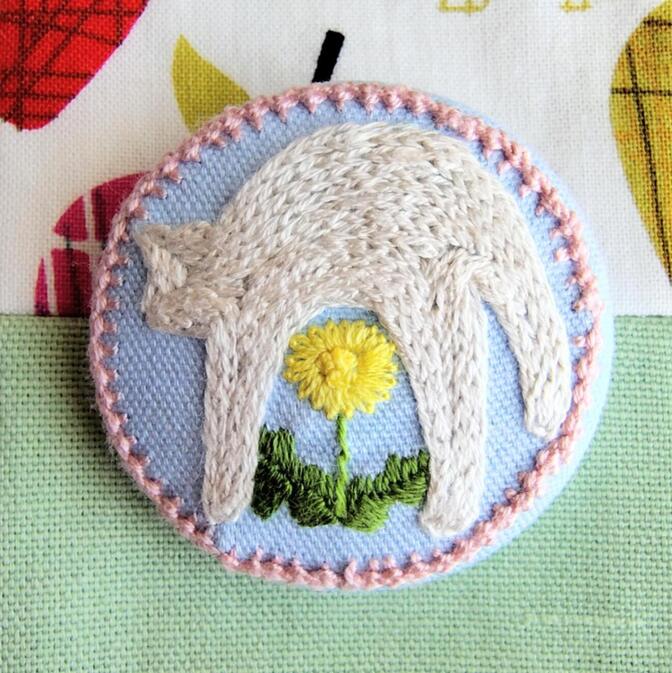 【素材違い・テスト版】伸びをするネコの手刺繍ブローチ＊たんぽぽ（縁取りあり）