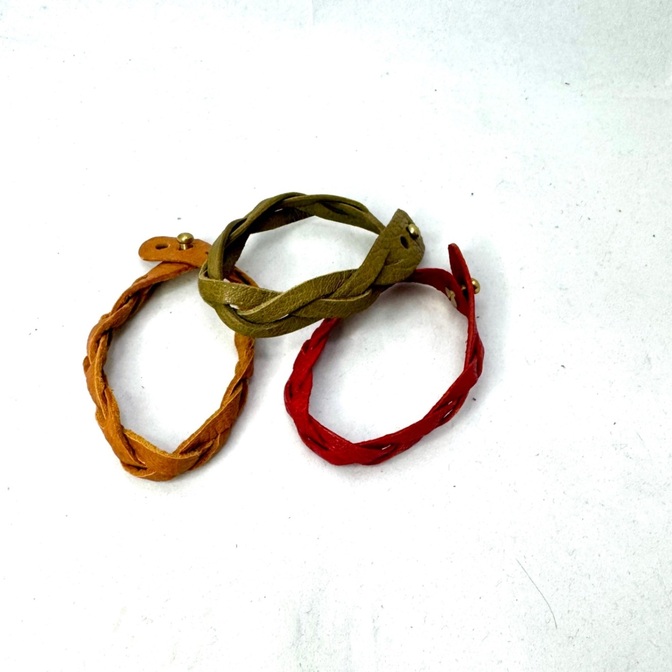 【Xmasセール】鹿革で編み込んだやわらかブレスレット３本セット