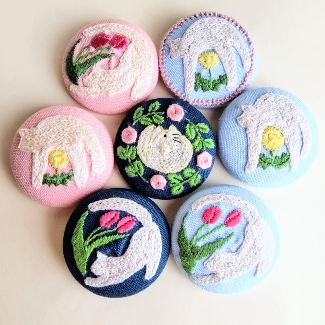 ハンドメイド】伸びをするネコの手刺繍ブローチ＊たんぽぽ（ピンク