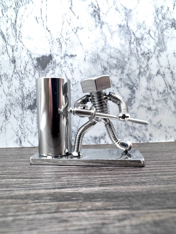 刀を構えるボルト人形　ネジの助ペン立て