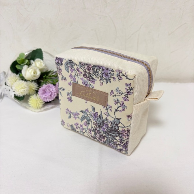 リバティ「セリーヌ」 
大人のための贅沢スクエアポーチ 
ウィステリアパープル