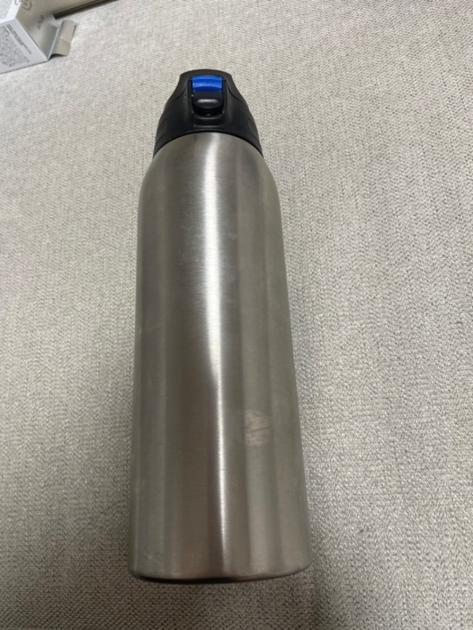 水筒
ピーコック魔法瓶工業 AJC-F101 
*容量は約1.0リットル（1000ml）