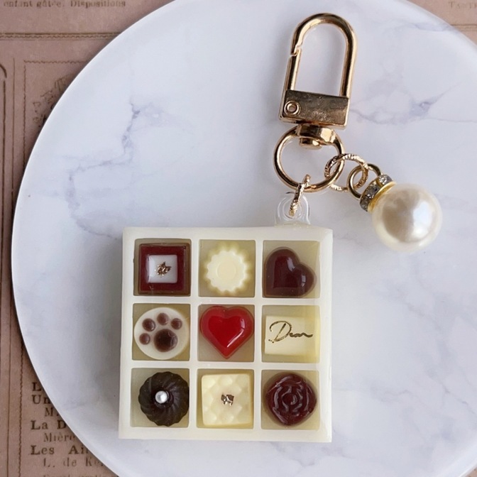 ハンドメイド レジンキーホルダー チョコレートBOX バレンタイン