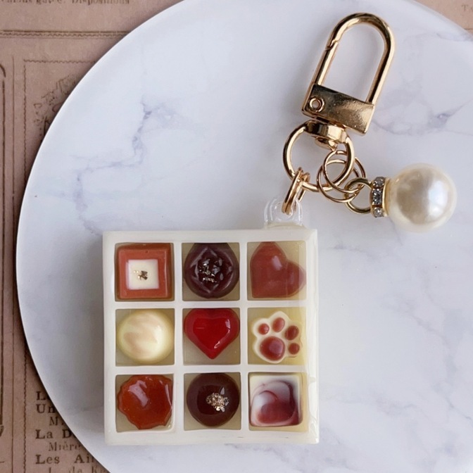 ハンドメイド レジンキーホルダー チョコレートBOX バレンタイン