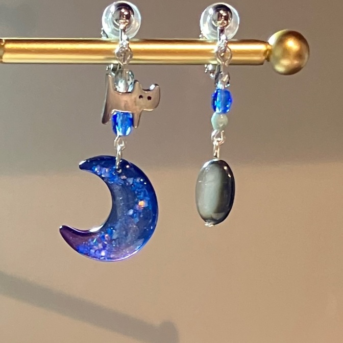 【ネジバネ式イヤリング】月夜に遊ぶ猫のイヤリング