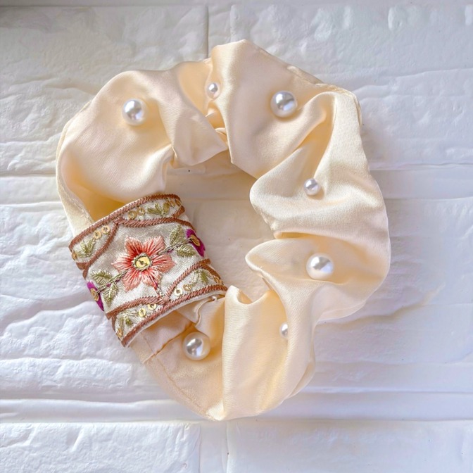 インド刺繍リボン🎀シュシュ　パールホワイト