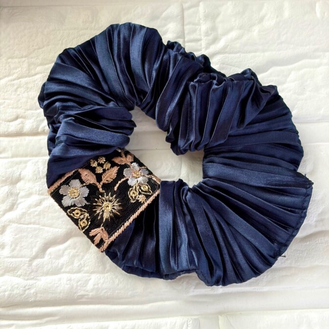 インド刺繍リボン🎀シュシュ　ネイビー