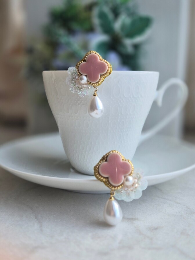 ハンドメイド★パールが揺れる美濃焼きタイルのビーズ刺繍ピアス