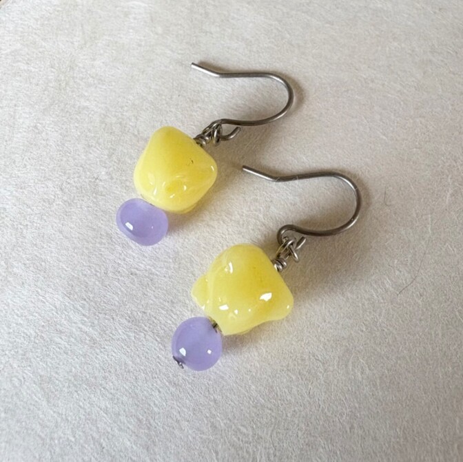 【ハンドメイド】揺れるとんぼ玉 ビーズピアス 
パープルandイエロー