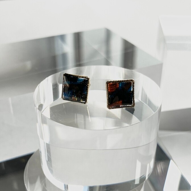 【８ミリの四角】ピアス（暗闇の中で小さな光を放つダークブルーカラー🫐）