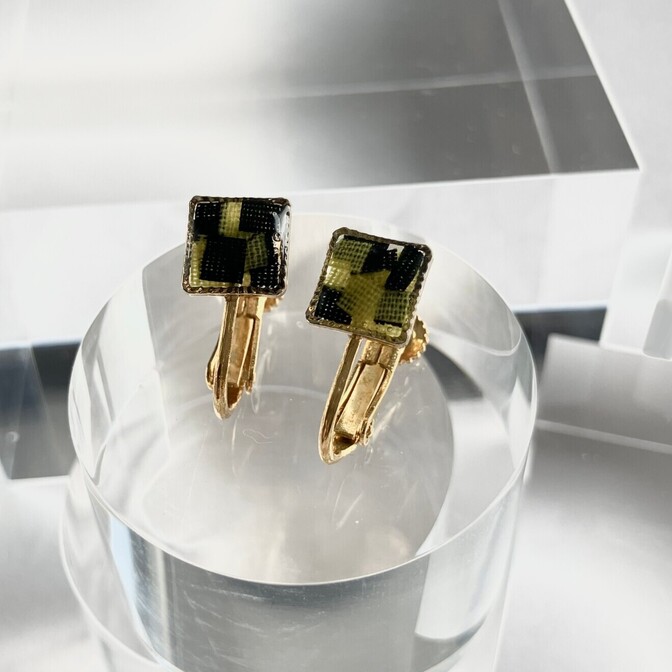 【黒多めのミツバチカラー🐝】イヤリング　８ミリの正方形