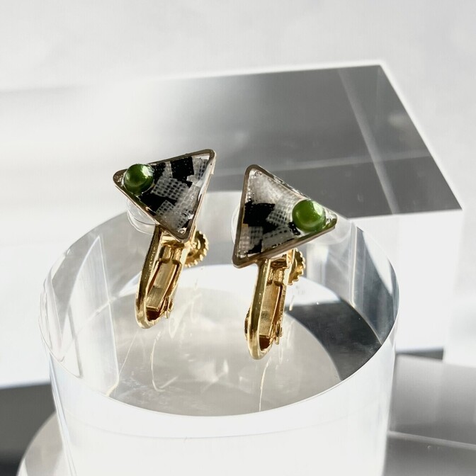 【1センチの三角イヤリング】パンダカラーのお魚🐟　金属アレルギー対応金具