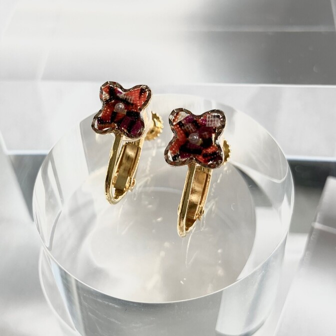 【被らない小花イヤリング🏵️】アフリカ布を詰め込んだ　オレンジ・パープルカラー　金属アレルギー対応