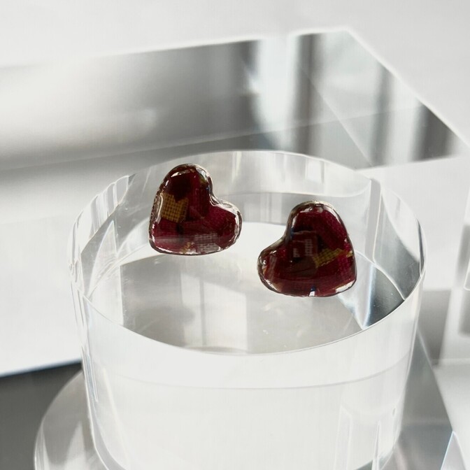 【ボルドーワインカラーピアス🍷】アフリカ布のハギレを使った　ガーリーすぎない　ハートの一粒