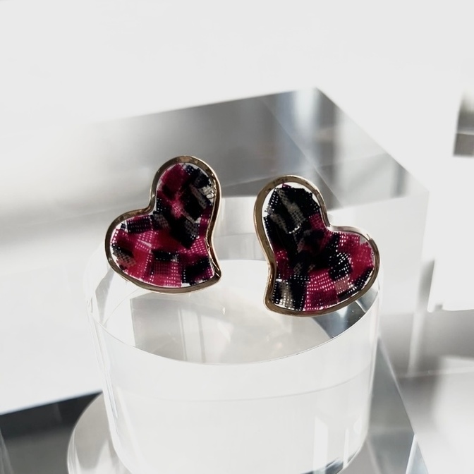 【揺れない大きなハート♡】アフリカ布を使用　ガーリーすぎない大人可愛いビビットピンクピアス