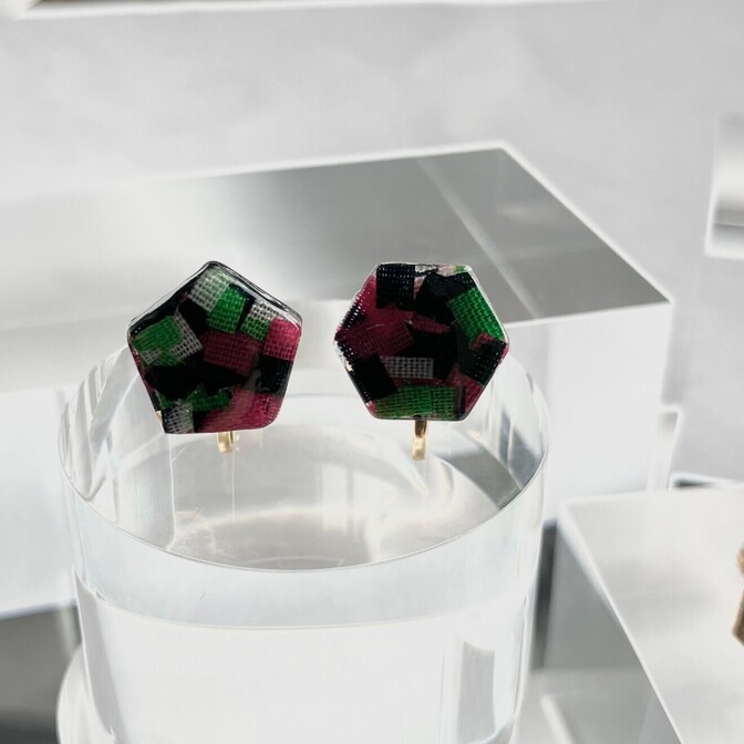 【新緑の翠と春の紅☘️🌷】アフリカ布のハギレ使ったサージカルステンレスイヤリング