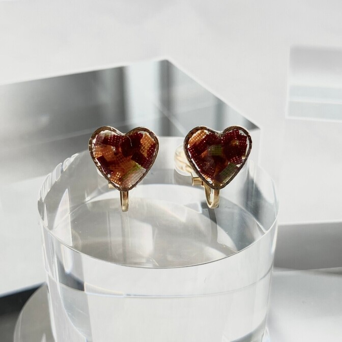 【揺れない小粒ハート♡】アフリカ布を使用　エネルギッシュ　明るく元気なオレンジカラーイヤリング🍊