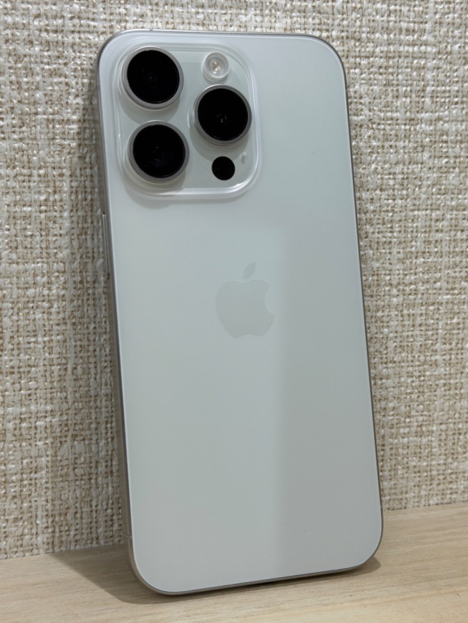iPhone 15 Pro 128GB ホワイトチタニウムSIMフリー 中古品 BT容量92%