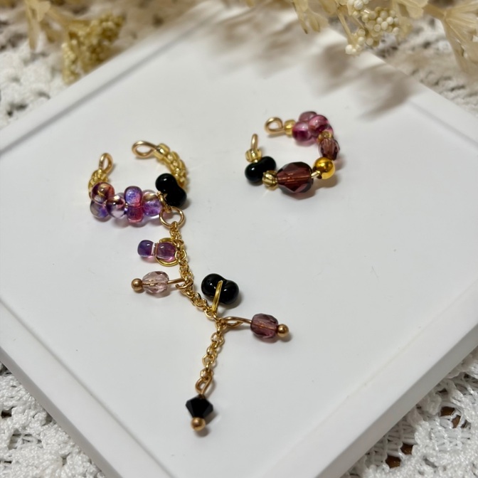 ピアス穴不要： 揺れるチェーンと深みパープルのイヤーカフ 💜 ブラック＆ゴールド