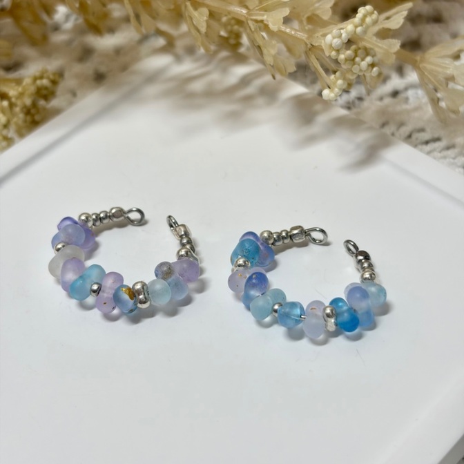 ピアス穴不要：すりガラス風 ビーズイヤーカフ ❄️ 幻想的なブルー＆パープル 