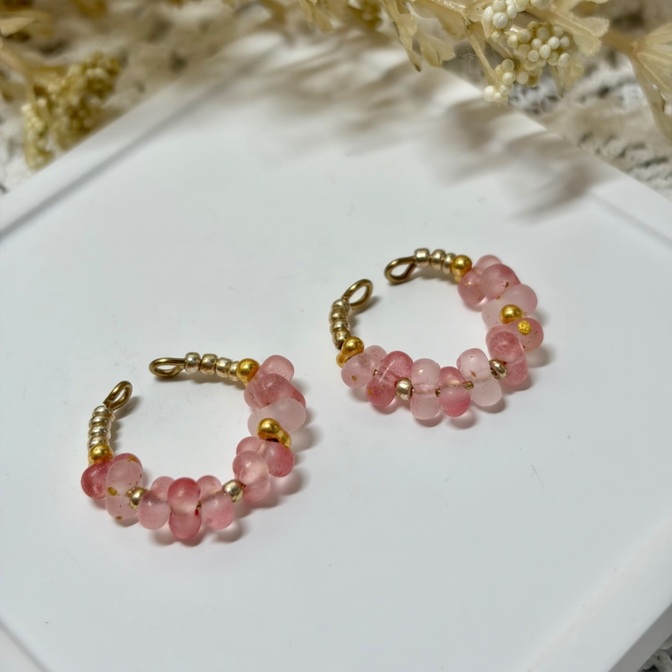 ピアス穴不要：すりガラス風 ピンクビーズのイヤーカフ 🌸 両耳セット 大人可愛い