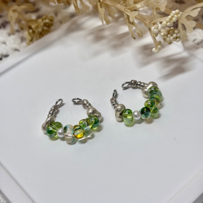 ピアス穴不要：✨耳元に癒やしの彩りを。ボタニカルグリーンのイヤーカフ 🌿