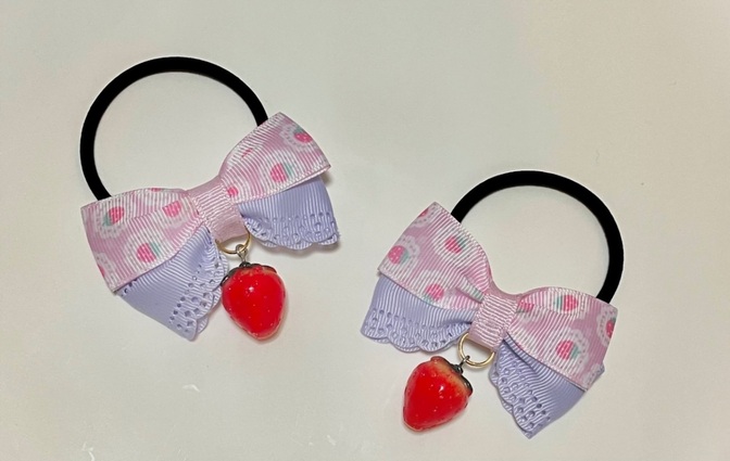 揺れるいちごとラベンダーレースのリボンヘアゴム 2個セット