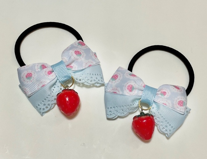 いちごチャーム付き いちご柄リボン＆レースリボンヘアゴム 水色 女の子