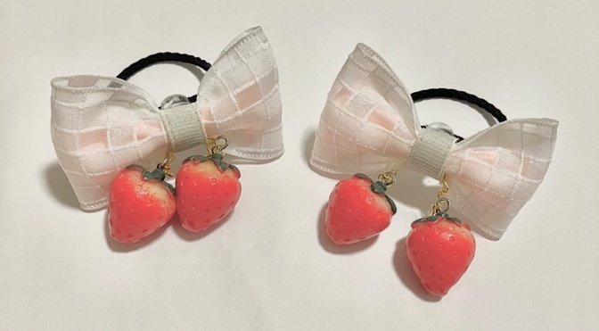 ゆらゆら苺のホワイトチェックリボン　2個セット