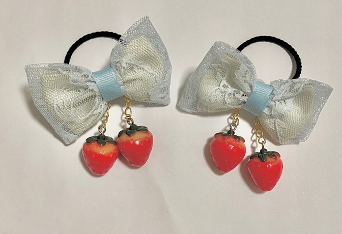 ゆらゆらいちごに水色レースを添えて　2個セット