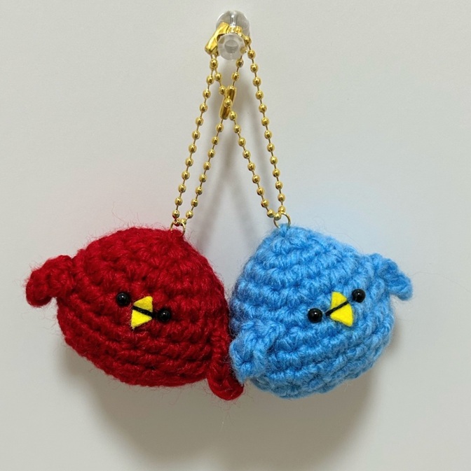 【ハンドメイド・2羽セット】小さなヒヨコのかぎ針編みマスコット　赤色・水色