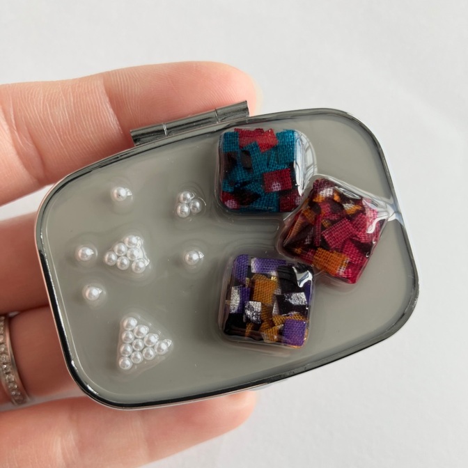 【ハンドメイド】うっかり品　アフリカ布を使った雪降るピルケース⛄️