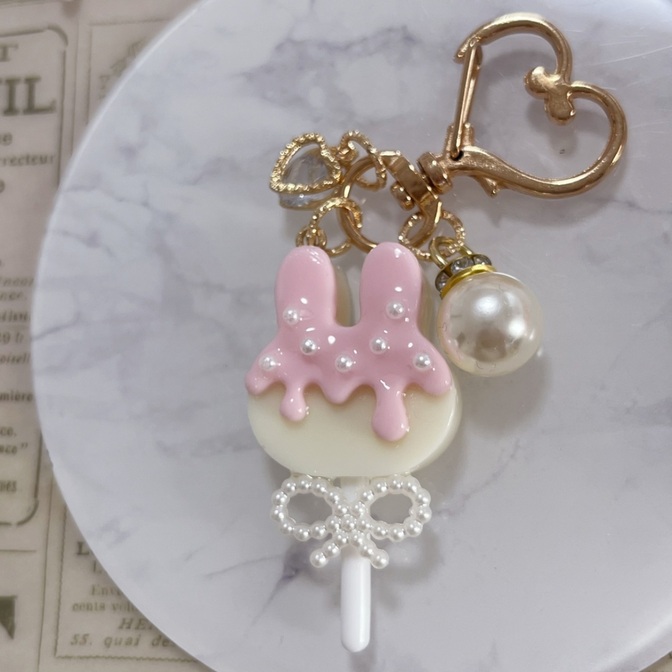 ハンドメイド ピンクチョコうさぎのロリポップ風キーホルダー