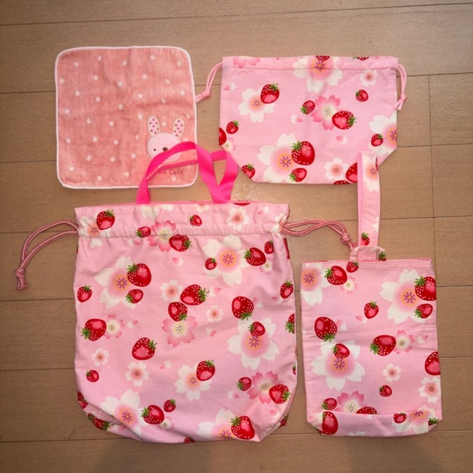 【未使用 美品】いちごと桜の4点セット 上履き入れ 着替え袋 ハンカチ お弁当箱の袋