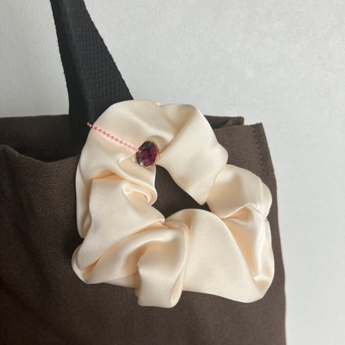 【ハンドメイド】チャーム付き白色シュシュ　アフリカ布を使った丸パーツチャーム