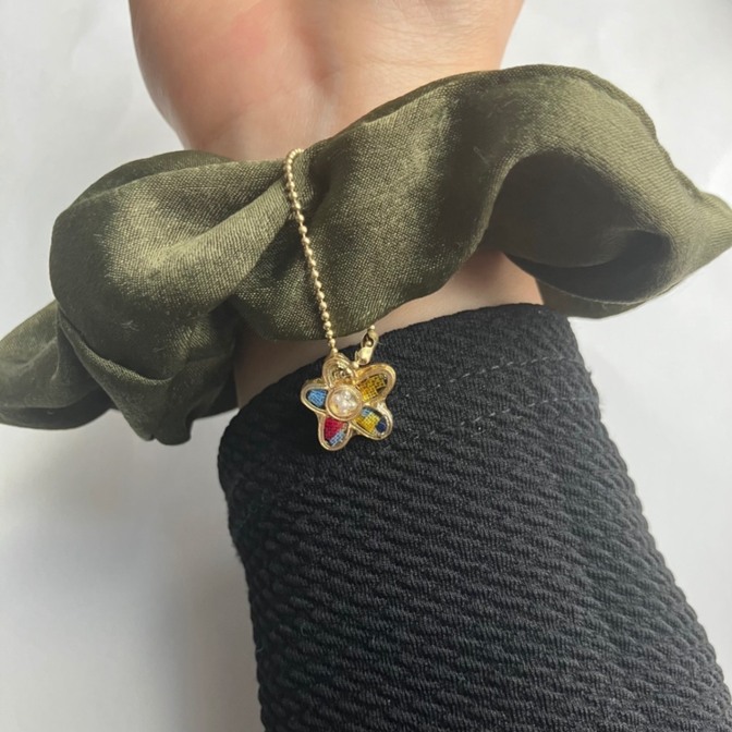 【ハンドメイド】チャーム付きカーキ色シュシュ　アフリカ布を使ったお花パーツチャーム🌼