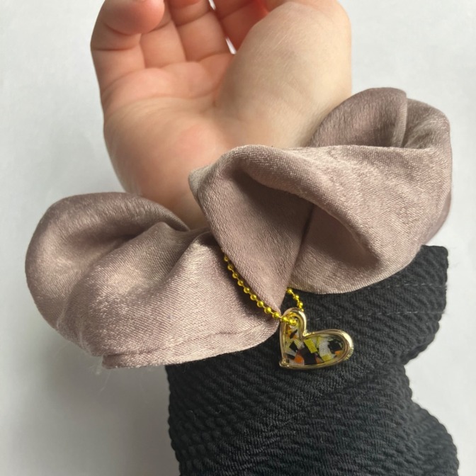 【ハンドメイド】チャーム付きブラウン色シュシュ　アフリカ布を使った黄色のハートパーツチャーム💛