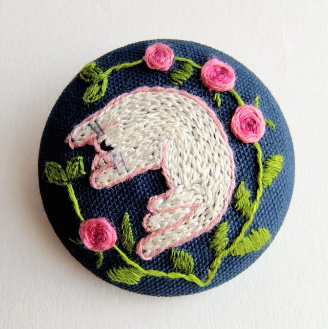 バンザイしてごろごろするネコの手刺繍ブローチ＊ネイビー