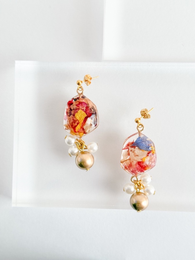 【ハンドメイド】アンティーク花びらのピアス　鉱石大― ドライフラワーを閉じ込めた透明感アクセサリー 