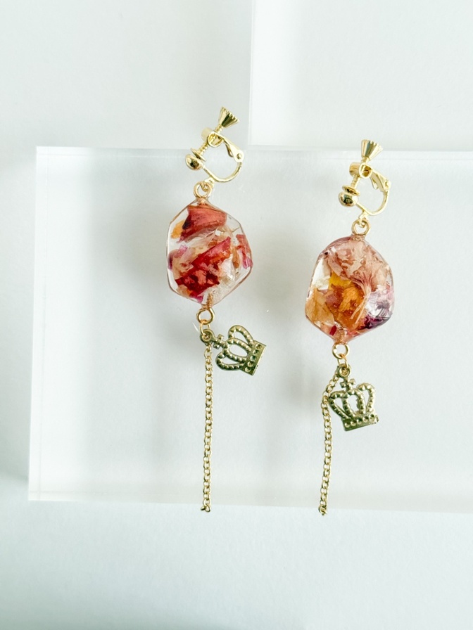 【ハンドメイド】アンティーク花びらのイヤリング　鉱石大　ドライフラワーを閉じ込めたアクセサリー 