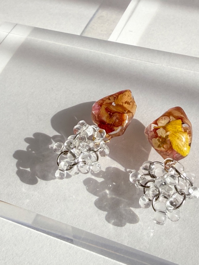【ハンドメイド】アンティーク花びらのピアス　鉱石中　ドライフラワーを閉じ込めたアクセサリー ―