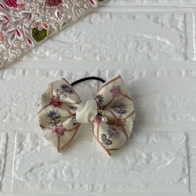 ⑫インド刺繍リボン🎀ヘアゴム　ホワイト　パール付き