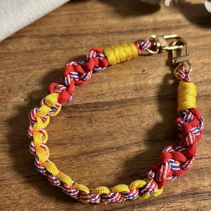 【ハンドメイド】元気カラー　パラコードストラップ　スマホ・カメラなどに
