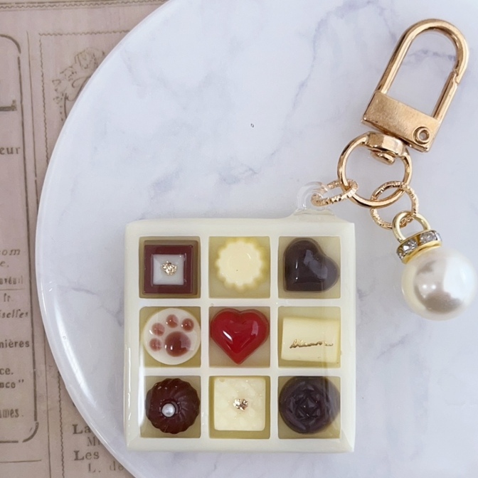 【あゆ様専用】
ハンドメイド レジンキーホルダー チョコレートBOX バレンタイン