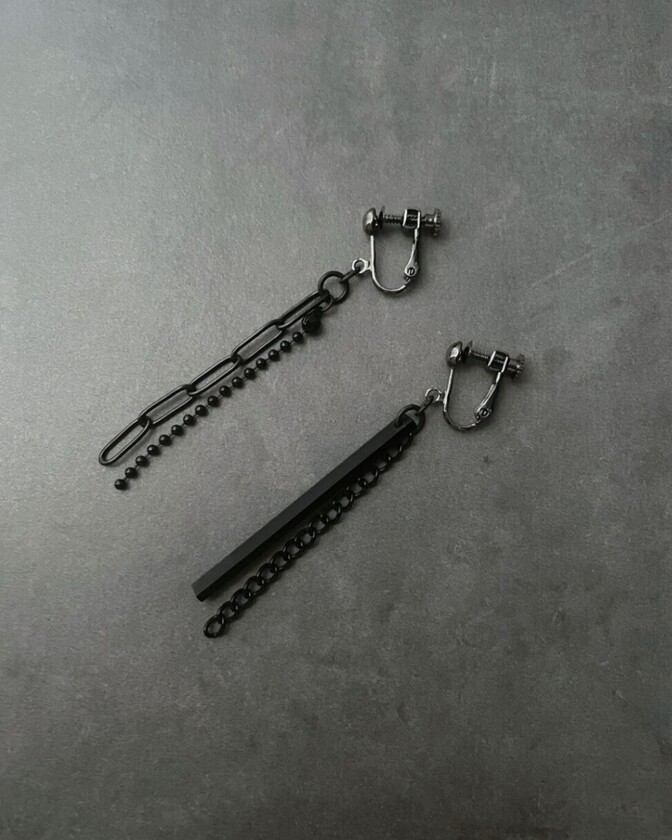 ブラックのアシンメトリーイヤリングMB106