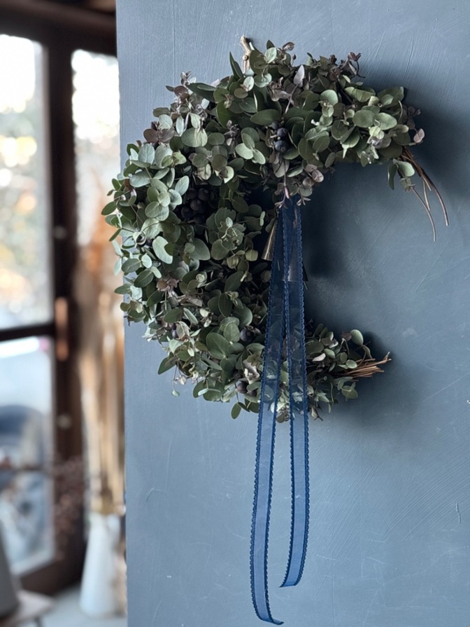 ユーカリとシャリンバイのシンプルな三日月リース