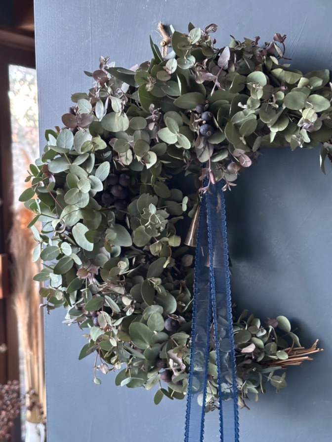 ユーカリとシャリンバイのシンプルな三日月リース