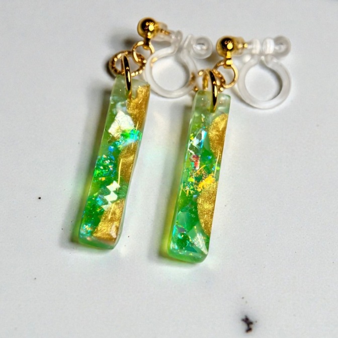 【樹脂イヤリング】光を映す ライトグリーンのロングイヤリング