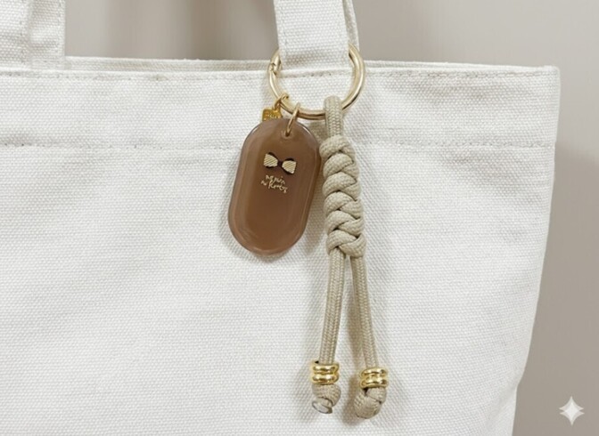 上品ベージュのパラコード付きバックチャーム
｜ゴールド金具×艶ブラウン